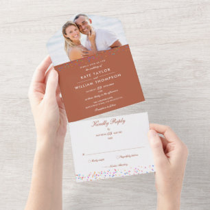 Invitation Tout En Un Rainbow Confetti Monogramme Photo Mariage en terre