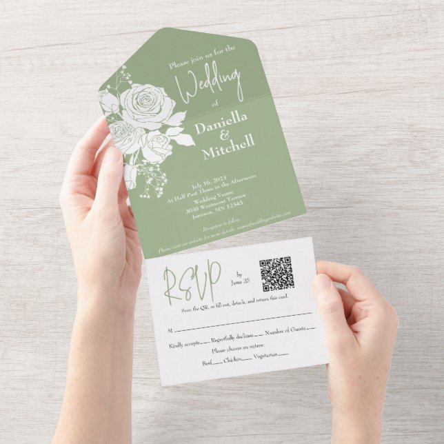 Invitation Tout En Un Roses blanches sur Sage All in One Wedding Invitat (Déchirure)