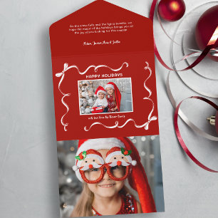 Invitation Tout En Un Ruban de Noël dessiné à la main sur fond rouge