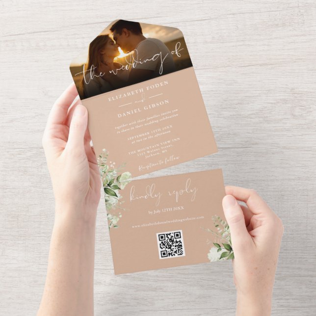 Invitation Tout En Un Tan Floral Greenery QR Code Mariage Photo (Déchirure)