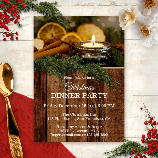 Invitation traditionnel rustique du dîner de Noël (A festive Holiday party invitation featuring a warm glowing cup light with cinnamon on rustic wood)