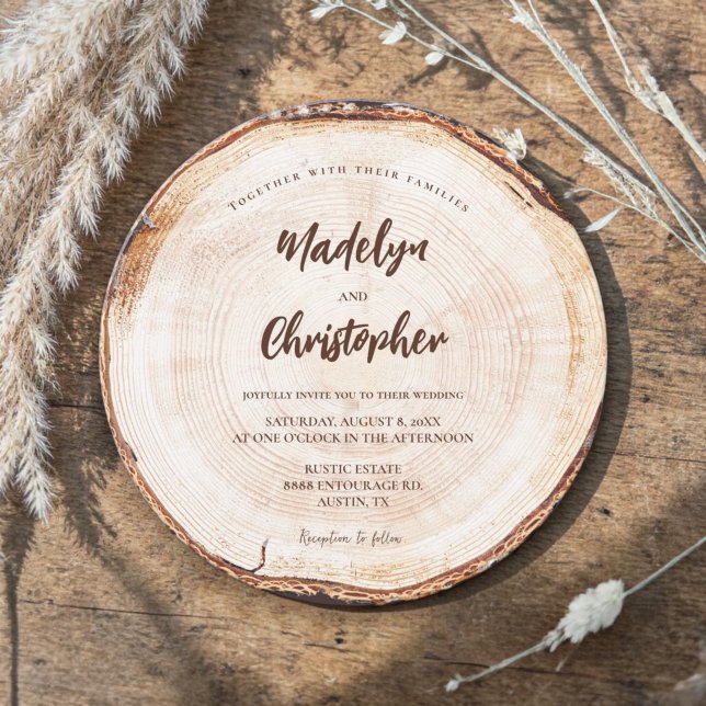 Invitation Tranche de bois gravée d'une écriture calligraphié (Unique round wedding card with a rustic wood cut slice background.)