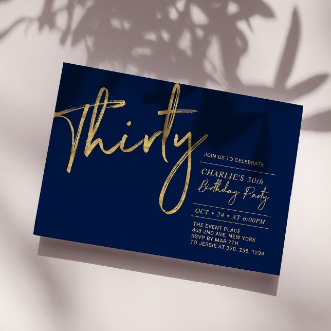 Invitation Trente | Fête d'anniversaire moderne 30 ans Navy & (Créateur téléchargé)