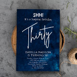 Invitation Trente | Navy Blue 30th Birthday Surprise Party<br><div class="desc">Trente | Navy Blue 30th Birthday Surprise Party invitation comprend un fond d'aquarelle bleu profond,  orné d'éléments textuels blancs sophistiqués qui véhiculent le message "SHH! c'est un anniversaire surprise trente." Personnalisez cette invitation en incorporant vos informations et détails uniques.</div>