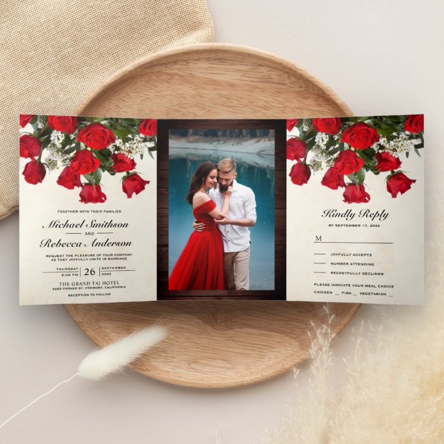Invitation Trois Volets Bouquet de roses rouges romantiques rustiques Phot (Créateur téléchargé)