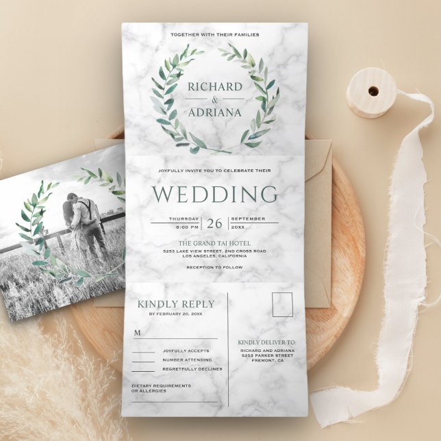 Invitation Trois Volets Couronne de feuilles d'olive vertes sur marbre bla (Créateur téléchargé)