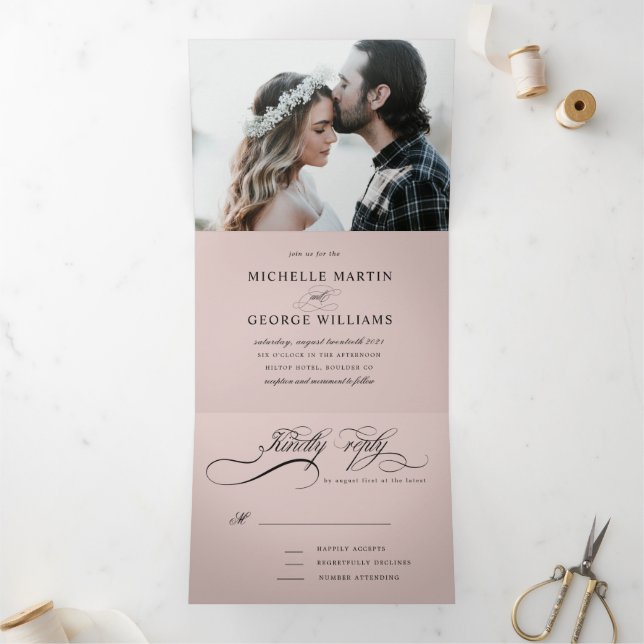 Invitation Trois Volets Élégant Mariage Rose Pâle Calligraphie (Intérieur)
