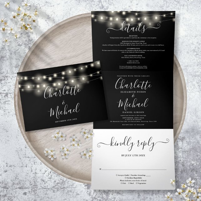 Invitation Trois Volets Mariage de monogramme de script noir blanc (Black White String Lights Script Monogram Wedding Tri-Fold Invitation)