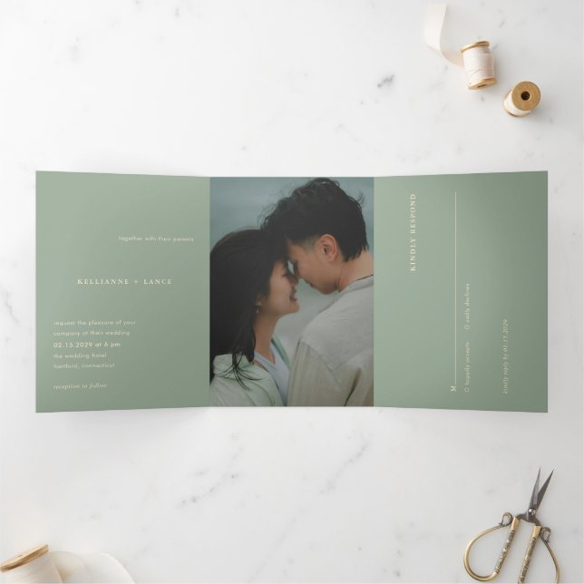 Invitation Trois Volets Mariage de photo simple vert sauge moderne (Intérieur)