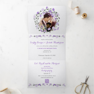 Invitation Trois Volets Mariage Floral Élégant aux Pivoines Violettes