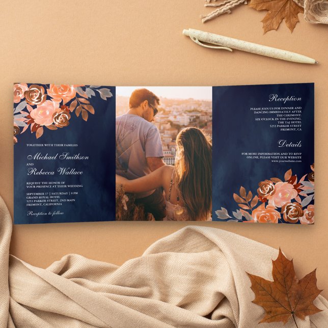 Invitation Trois Volets Mariage Floral en terre cuite rustique bleu marine (Créateur téléchargé)