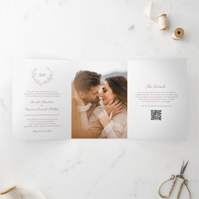 Invitation Trois Volets Mauve Wreath Monogramme QR Code Mariage élégant (Intérieur)