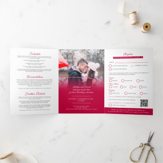 Invitation Trois Volets Mistletoe rouge mariage option RSVP QR Code (Intérieur)