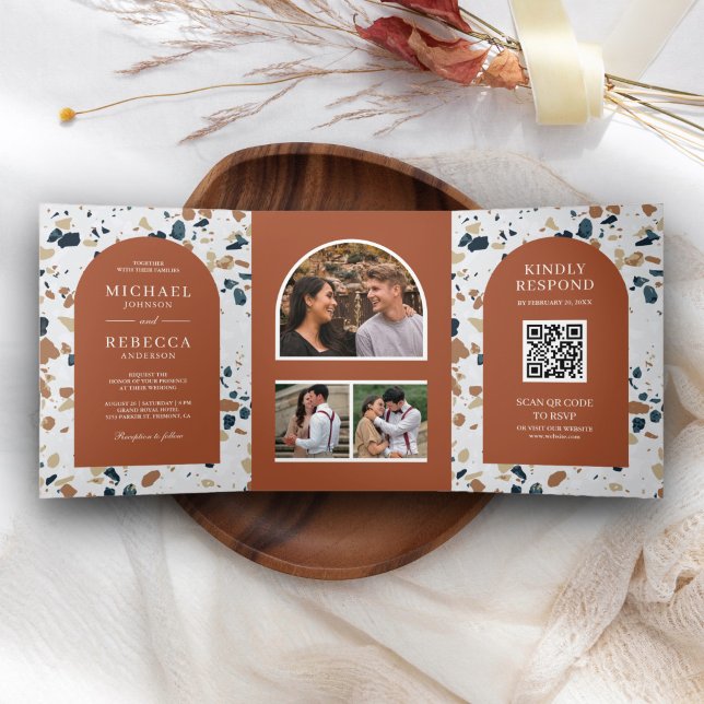 Invitation Trois Volets Moderne Terrazzo Terracotta Arch QR Code Mariage (Créateur téléchargé)