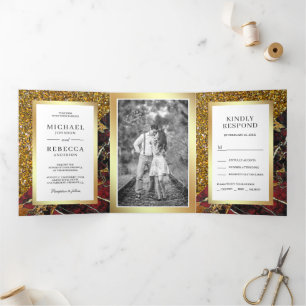 Invitation Trois Volets Paillettes dorées Photo de mariage sur marbre roug