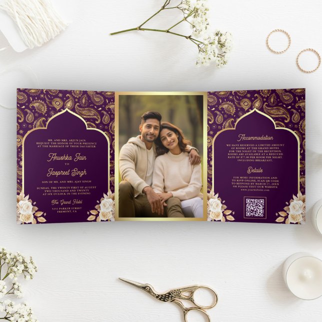 Invitation Trois Volets Purple Gold Paisley Floral QR Code Mariage indien (Créateur téléchargé)