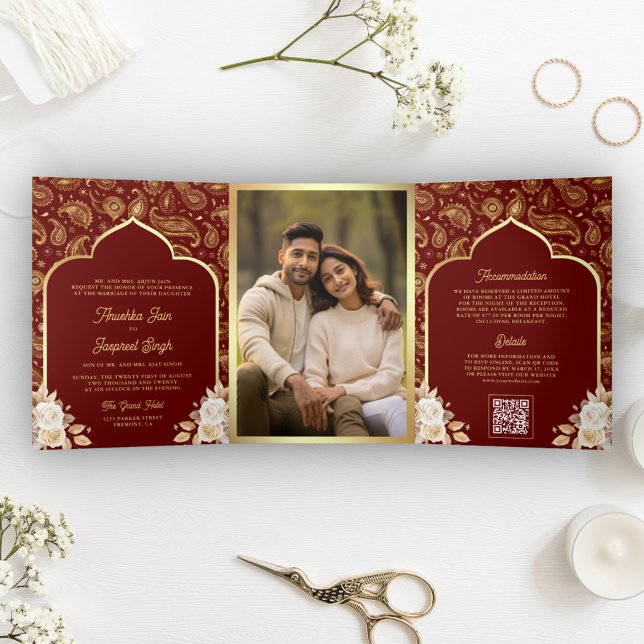 Invitation Trois Volets Red Gold Paisley Floral QR Code Mariage indien (Créateur téléchargé)