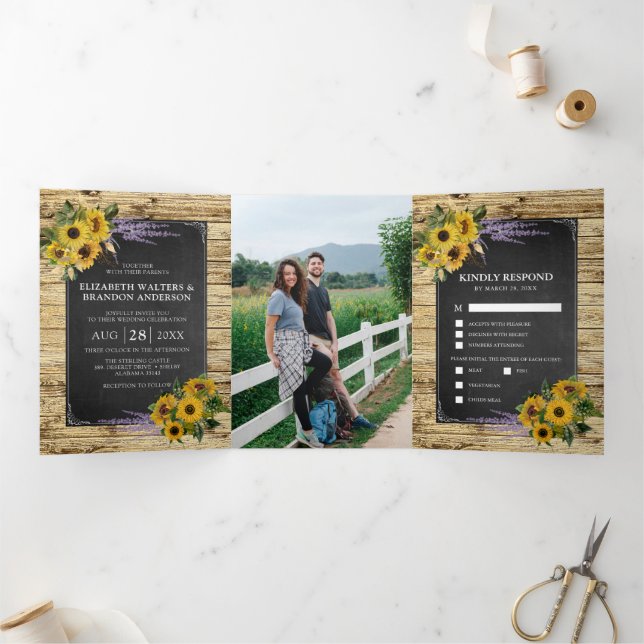 Invitation Trois Volets Rustic Country Barn Fleur sauvage Mariage (Intérieur)