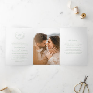Invitation Trois Volets Sage Green Wreath Monogramme Mariage élégant