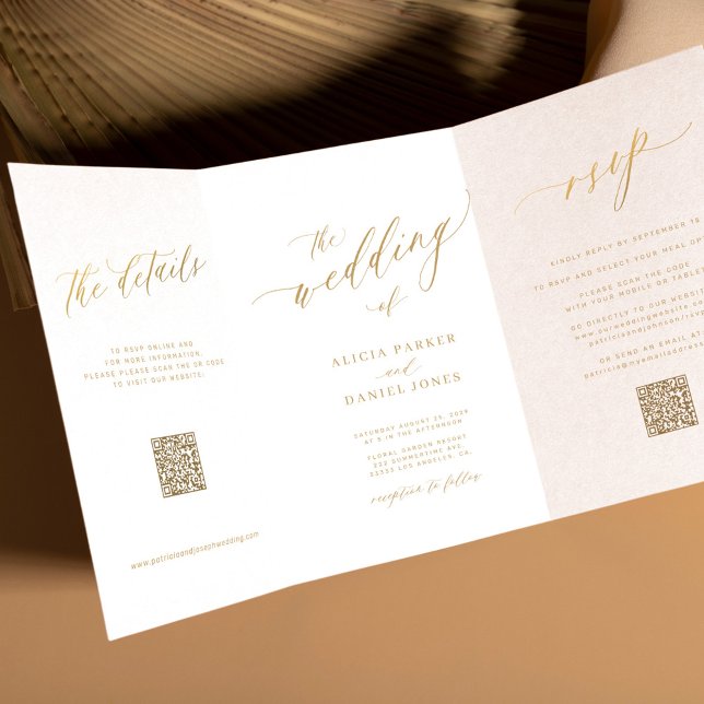 Invitation Trois Volets Simple script d'or minimal RSVP détails QR mariage (Créateur téléchargé)