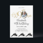 Invitation Tropical 90th Gold Birthday avec photo<br><div class="desc">Conçu pour notre collection Tropical Birthday Invitations with Photo,  cette carte d'invitation personnalisable comprend une section photo modifiable,  des numéros d'or et des polices décoratives d'écriture manuscrite. Éléments correspondants disponibles.</div>