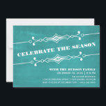 Invitation turquoise Slanted Chalkboard Holiday Pa<br><div class="desc">Elégante et élégante Slanted Chalkboard Holiday Party Invitation en turquoise avec une bordure art déco et un look arrière - plan en damier tendance. Cette invitation chic est parfaite pour inviter des amis pour votre bain de vacances ! Facile à customiser, ajoutez simplement les détails de votre partie dans les...</div>