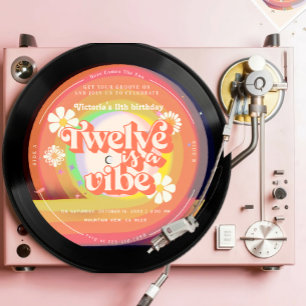 Invitation Twelve est une Vibe Super Retro Vinyl Rainbow Dais