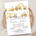 Invitation Twins Arrêtent Le Trafic En Construction Anniversa<br><div class="desc">Twins Stop The Traffic Under Construction 1er Anniversaire Invitation Belle invitation à l'anniversaire de construction de jumeaux à thème avec divers camions et véhicules de construction en deux rangées en haut de la conception.</div>