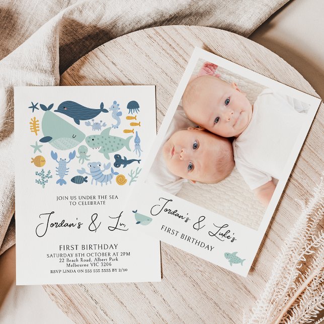 Invitation Twins Modernes Photo Sea Creats Garçons 1er annive (Modern twin boy's sea creatures or onder the sea first birthday invitation with a photo on the back.)
