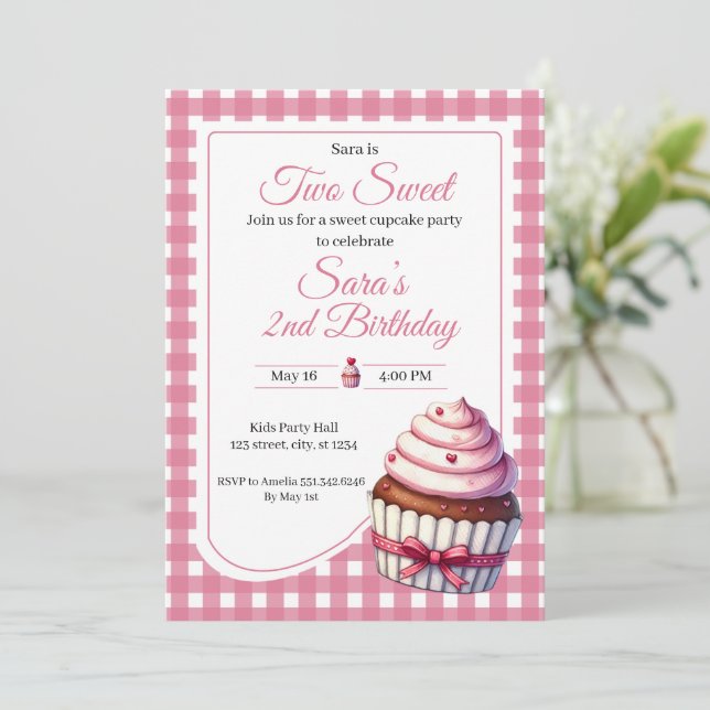 Invitation Two Sweet Pink Cupcake Girl 2nd Birthday Party  (Debout devant)