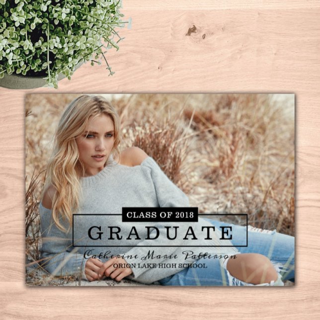 Invitation Typographie de classe moderne Diplôme photo | Noir (Modern Class Typography Photo Graduation Announcement)
