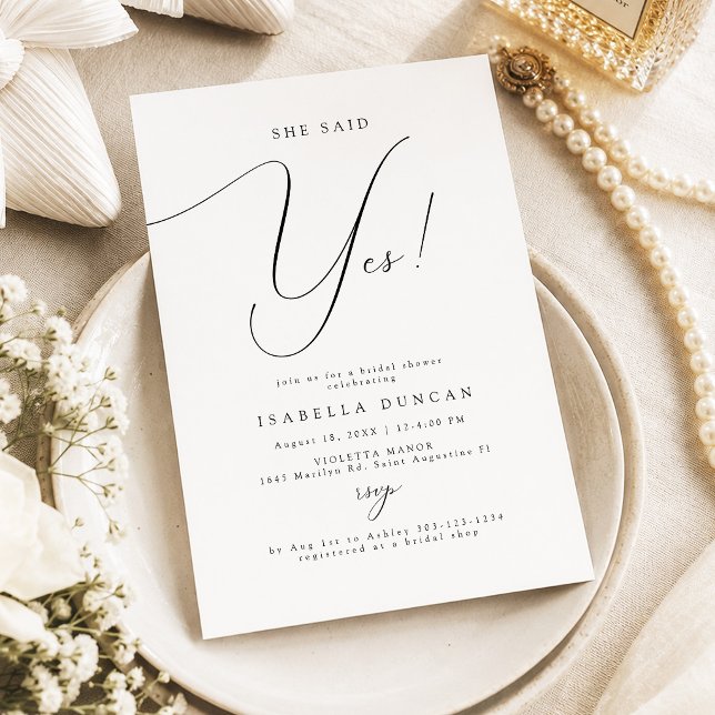 Invitation Typographie de script Elle a dit oui à la fête de  (Chic Calligraphy Script She Said Yes Bridal Shower Invitation)
