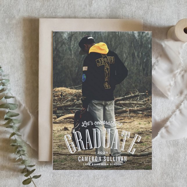 Invitation Typographie de superposition blanche photo vertica (Customizable class of 2025 photo graduation invitation featuring vintage lettering. )
