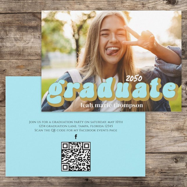 Invitation Typographie des diplômés Photo QR Code Médias soci (Graduation photo invitation card with a retro-style typography design. )