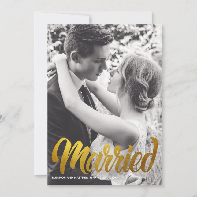 Invitation Typographie dorée élégante Photo de mariage Mariés (Devant)