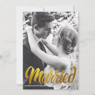 Invitation Typographie dorée élégante Photo de mariage Mariés