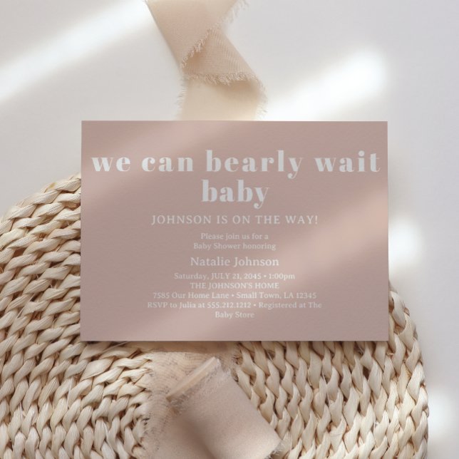 Invitation Typographie en grès rose ours attend à peine Baby  (Créateur téléchargé)