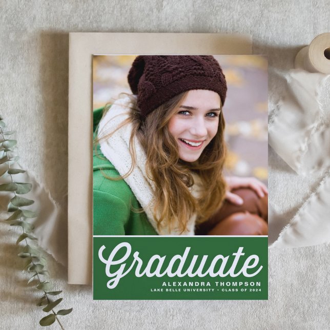 Invitation Typographie Gras Rétro Vert Photo Remise des diplô (Personalized Graduation Invitation with Retro Lettering on Green Background – Other colors available)