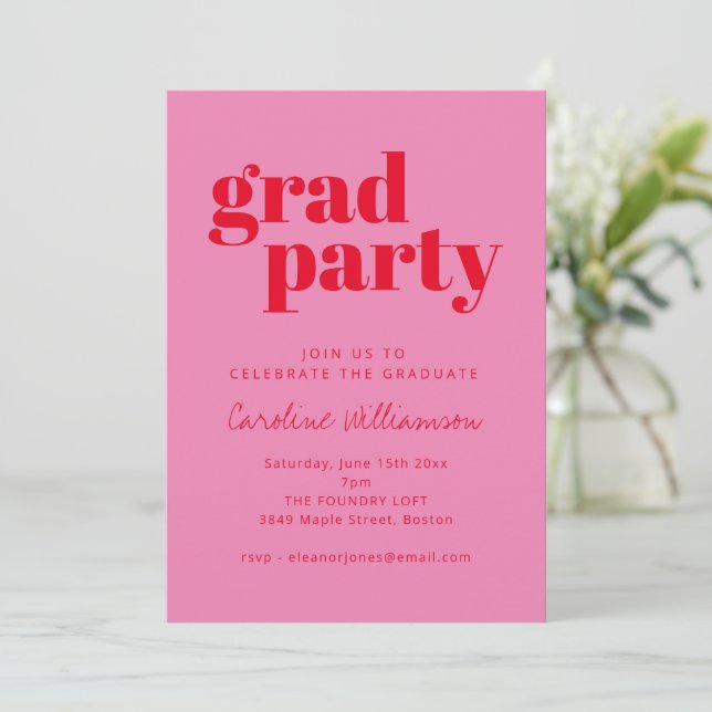 Invitation Typographie Gras Rose Rouge Fête de Remise de Dipl (Debout devant)
