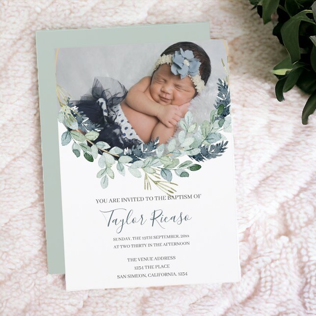 Invitation Typographie manuscrite de script Baptême de couron (Handwritten Script Typography Wreath Baptism Invitation from Ricaso. A beautiful personalized invite)
