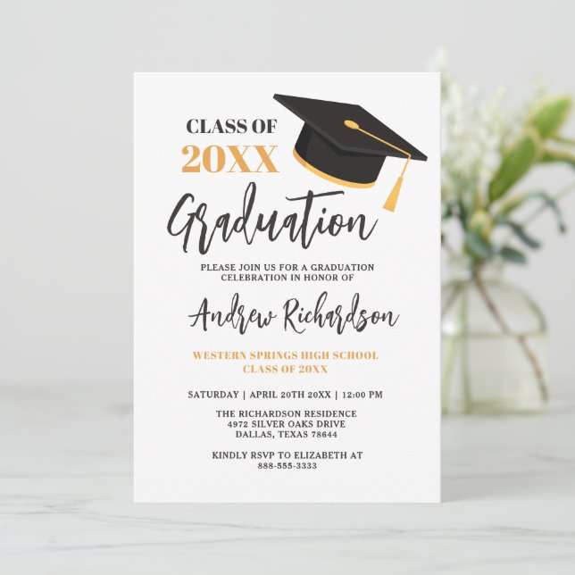 Invitation Typographie moderne élégante Tassel Graduation Par (Debout devant)
