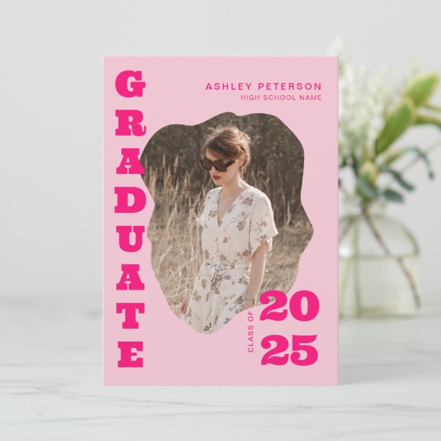 Invitation Typographie moderne rétro rose 2 Diplôme photo (Debout devant)