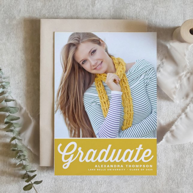 Invitation Typographie Rétro Jaune Gras Photo Diplôme (Customizable yellow photo graduation invitation featuring retro lettering. )