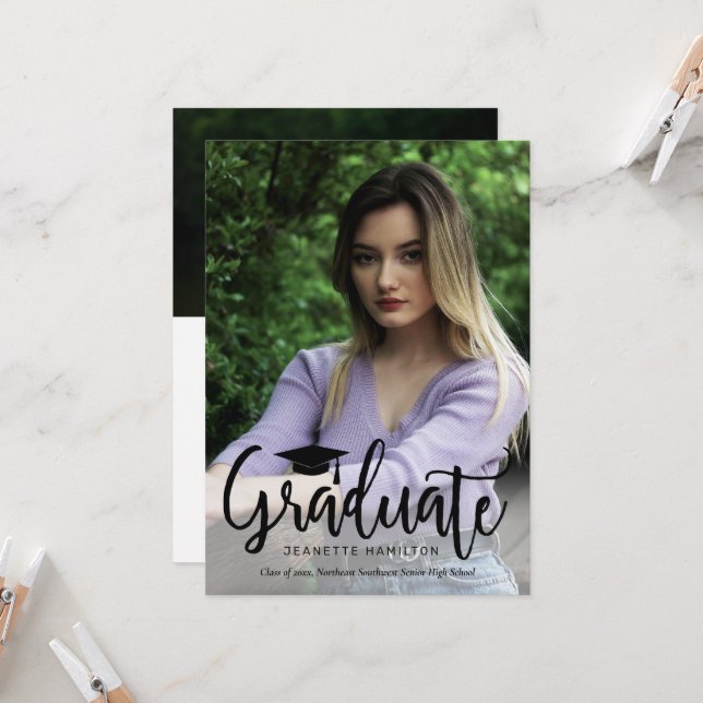 Invitation Typographie Script avant/arrière Diplôme photo Inv (Devant/Arrière en situation)