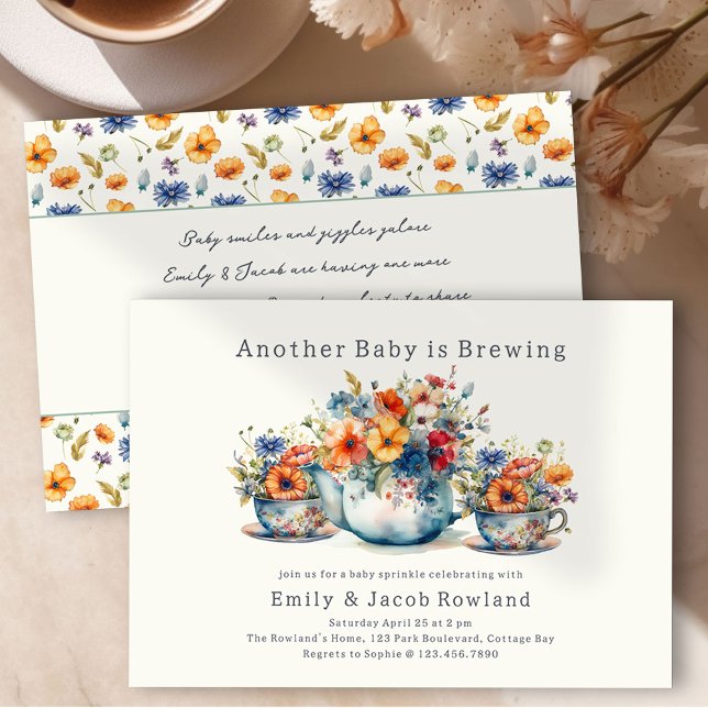 Invitation Un autre bébé est en train de brasser des Teacups  (Baby is Brewing Handwritten Baby Sprinkle Invitation with Teapot, Teacups and Country Flowers)