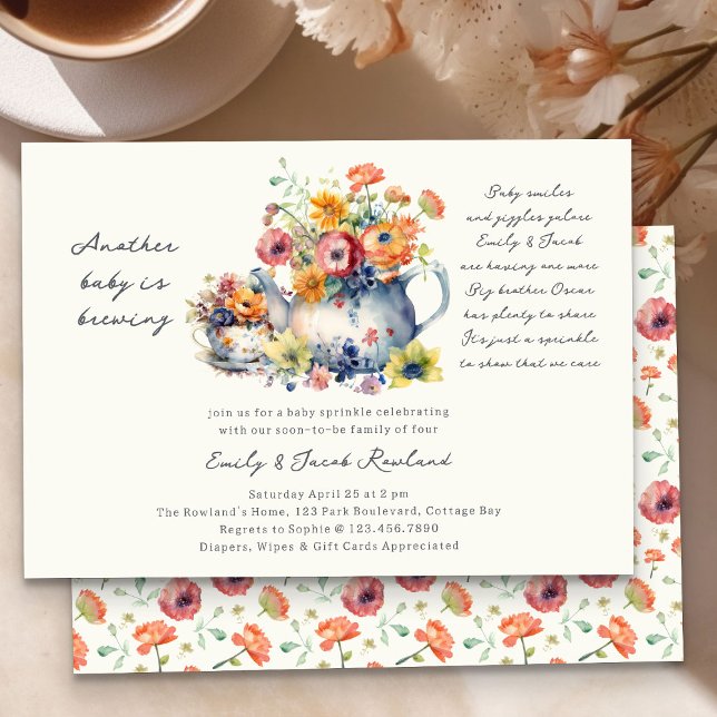 Invitation Un autre bébé est en train de brasser une théière  (Another Baby is Brewing Baby Sprinkle Invitation with Teapot, Teacup and country flowers)