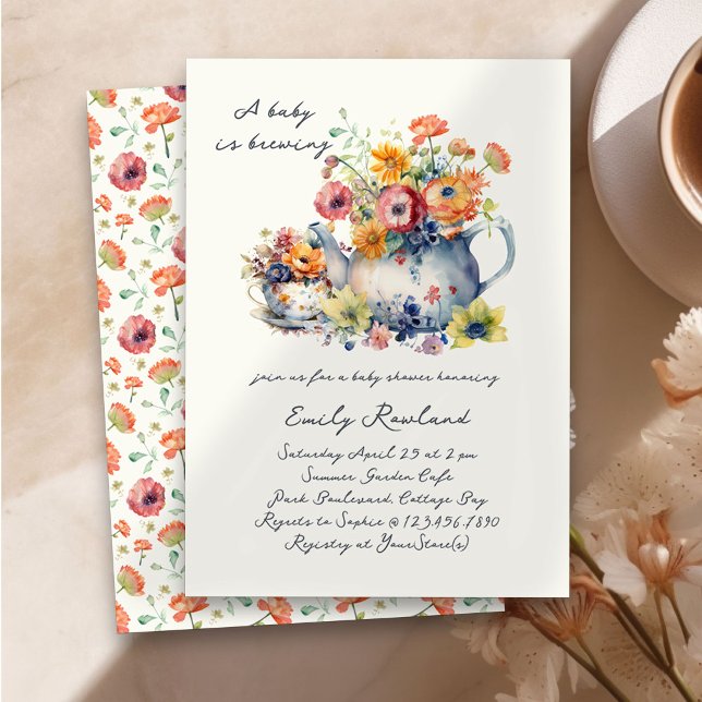 Invitation Un bébé brasse du Baby shower de théière floral (Baby is Brewing Baby Shower Invitation with Teapot, Teacup and country flowers)