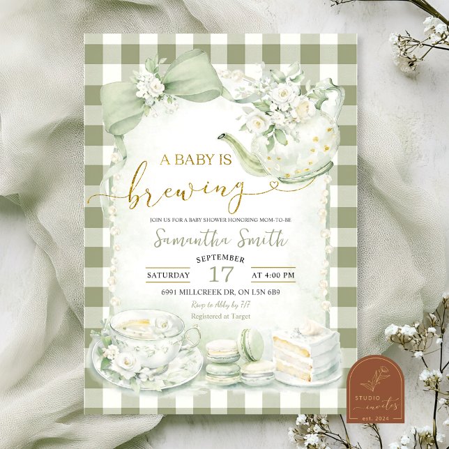 Invitation Un bébé en sauge vert gingham est en train de bras (Créateur téléchargé)