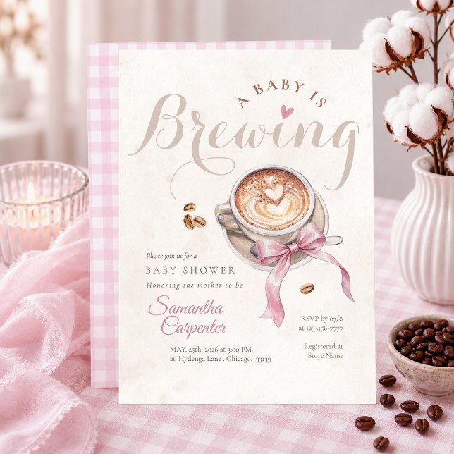 Invitation Un bébé prépare du café noeud rose bébé shower (Créateur téléchargé)