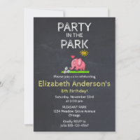 Un éléphant dans la fête de l'herbe dans l'Invitat